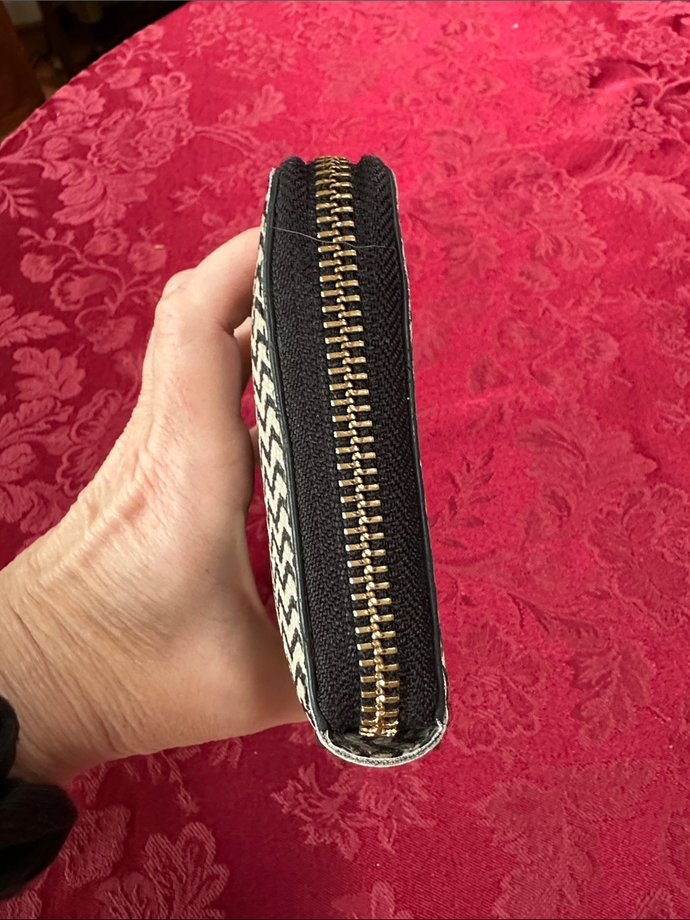 Tory Burch Black & Cream Leather Zig Zag Print Long Zip Wallet - Picture 4 of 5